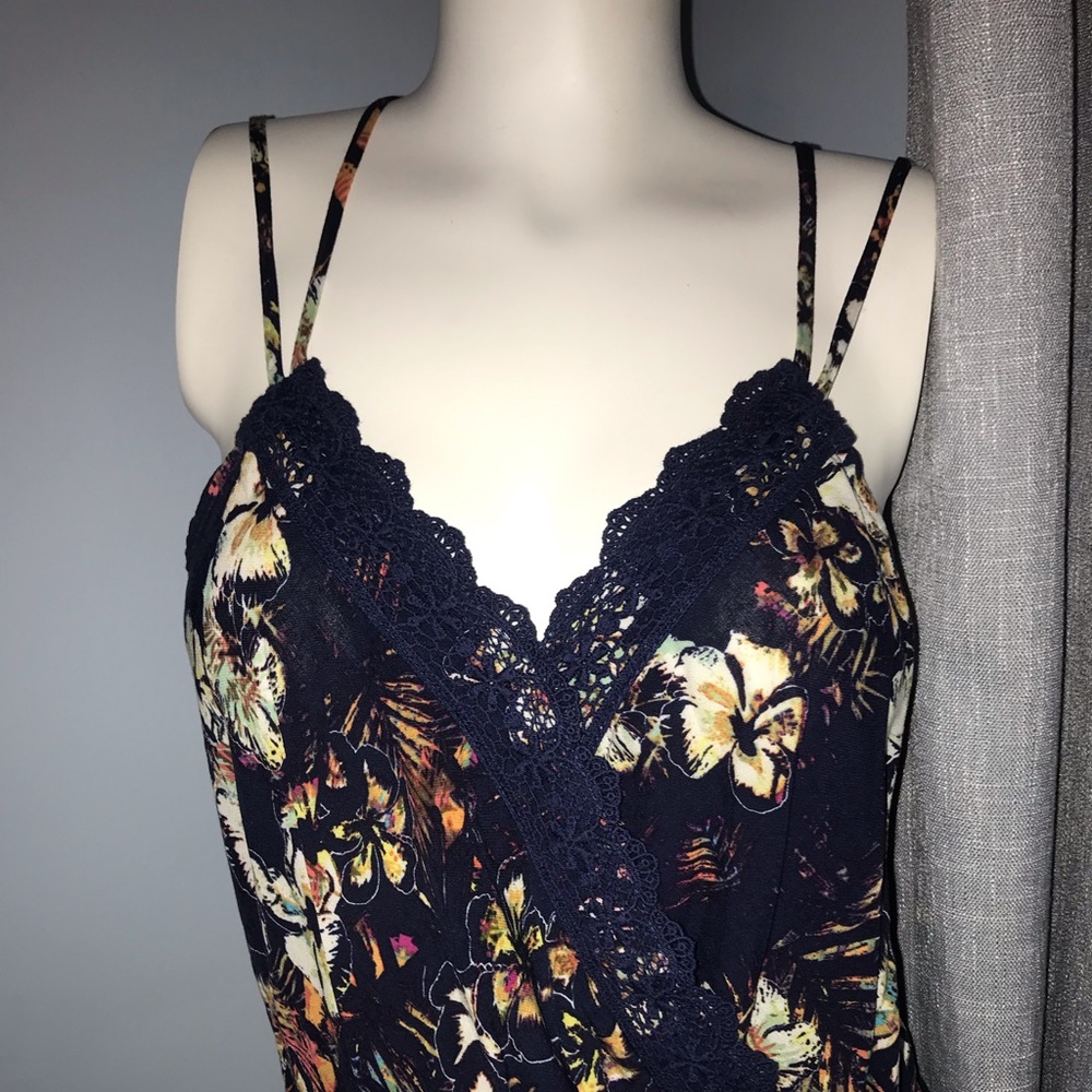 ❌SOLD❌Floral Romper - Picture 5 of 7